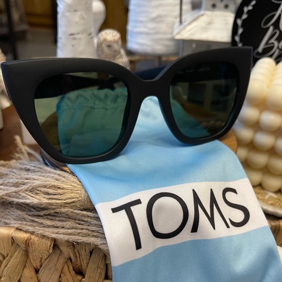 TOMS Traveler Collection Sunglasses Sydney main image 10